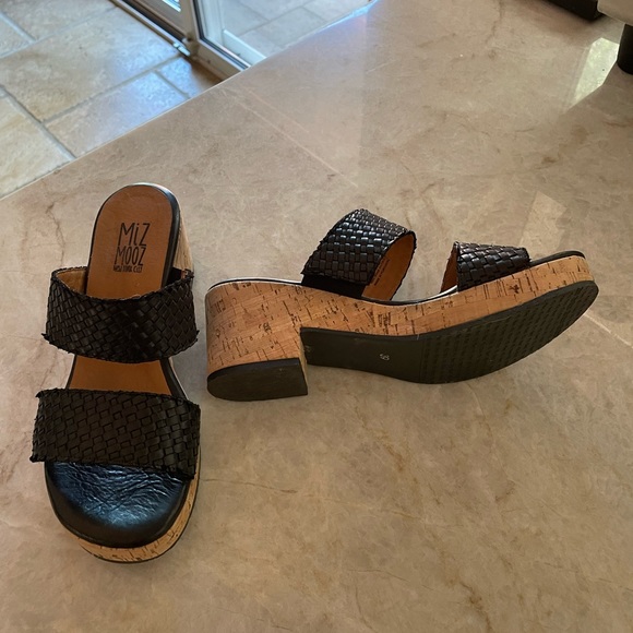 Miz mooz slides 2 1/2 inch bell 1 inch platform cork bottom - Picture 2 of 2